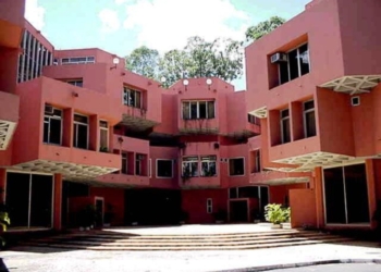 Albares saca a concurso el relevo de 30 embajadores en los próximos meses