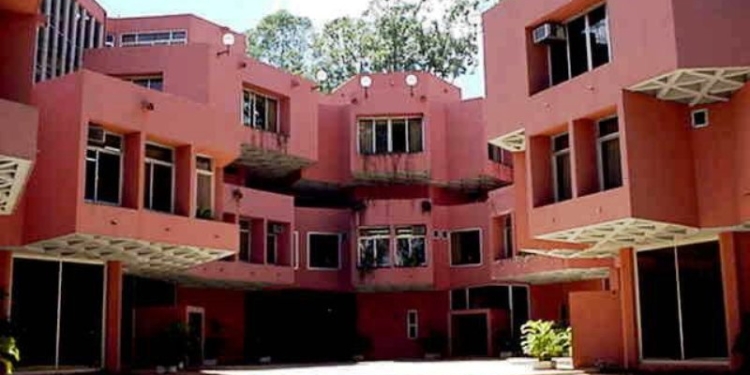 Albares saca a concurso el relevo de 30 embajadores en los próximos meses