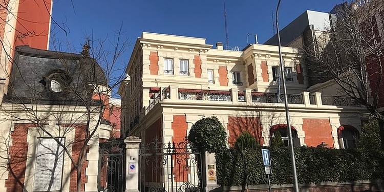 Los recortes de Milei llegan también a la Embajada de Argentina en Madrid