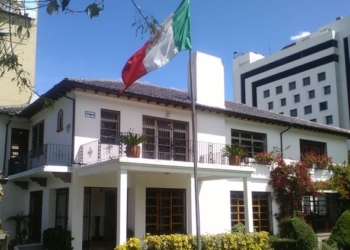 España pide respeto al derecho internacional tras la entrada de la Policía ecuatoriana en la embajada de México