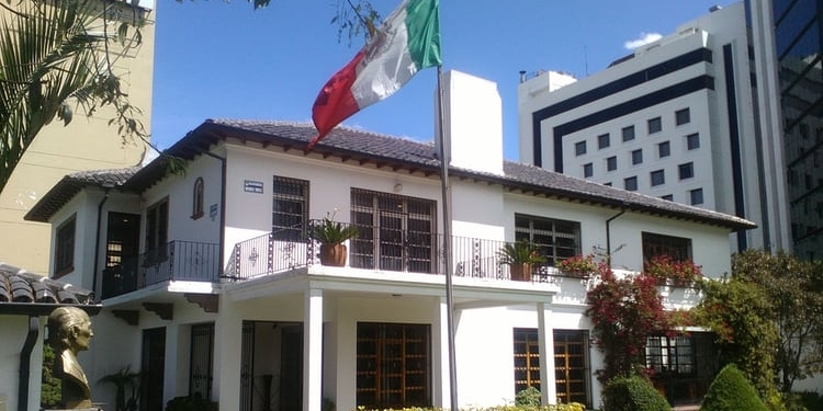 España pide respeto al derecho internacional tras la entrada de la Policía ecuatoriana en la embajada de México