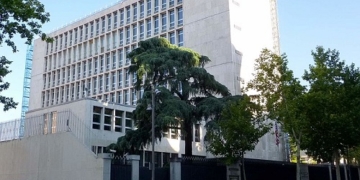 La Embajada de EEUU mantiene su actividad pese al cierre del gobierno