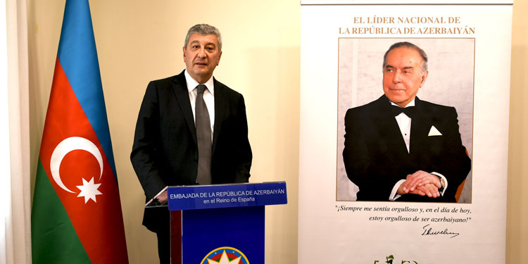 La Embajada de Azerbaiyán celebró el nacimiento del lider Heydar Aliyev