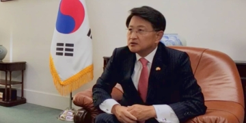 El embajador Bahk Sahnghoon en un momento de la entrevista./ Imagen: TD