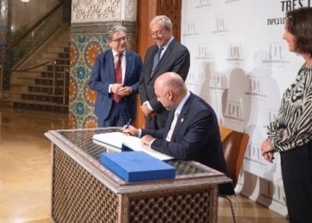 El embajador Alsuwaidi firma en el libro de visitas de la Fundación Tres Culturas.