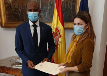 El embajador Muhammad Amad entrega sus Copias de Estilo a María Sebastián de Erice.