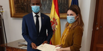 El embajador Muhammad Amad entrega sus Copias de Estilo a María Sebastián de Erice.