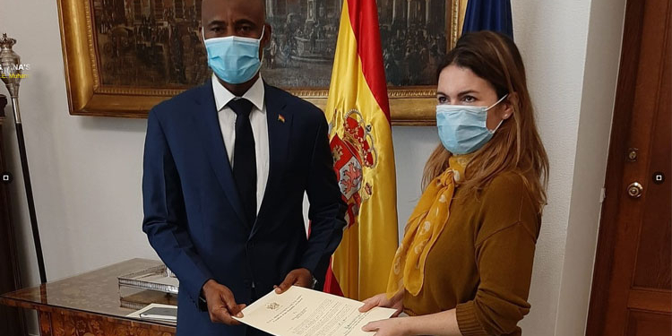 El embajador Muhammad Amad entrega sus Copias de Estilo a María Sebastián de Erice.