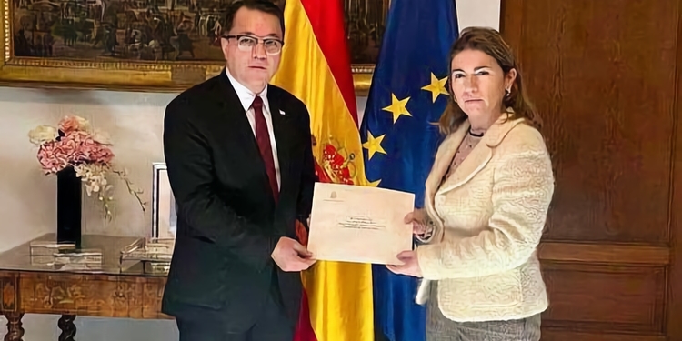 Presenta Copias de Estilo el nuevo embajador de Honduras en España