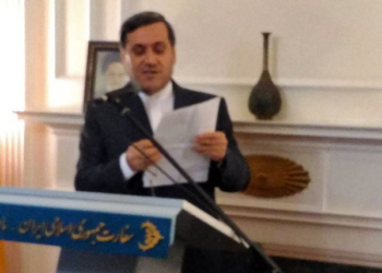 El embajador iraní se dirige a los invitados.