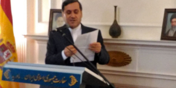 El embajador iraní se dirige a los invitados.