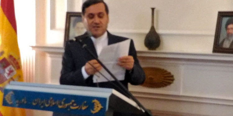 El embajador iraní se dirige a los invitados.