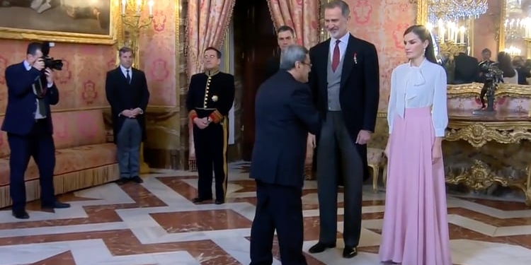 La Embajada de Irán asegura que el saludo del embajador a la Reina no fue un desplante