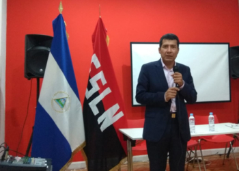 El embajador Carlos Midence se dirige a los invitados. / Fotos: AC