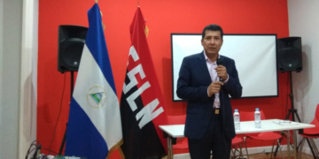 El embajador Carlos Midence se dirige a los invitados. / Fotos: AC