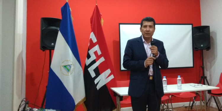 El embajador Carlos Midence se dirige a los invitados. / Fotos: AC