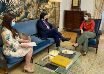 El embajador Antonio Peñate, durante su reunión con la segunda Introductora de Embajadores, María Sebastián de Erice./ Foto: Embajada de El Salvador