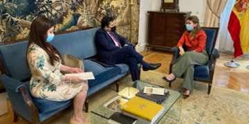 El embajador Antonio Peñate, durante su reunión con la segunda Introductora de Embajadores, María Sebastián de Erice./ Foto: Embajada de El Salvador