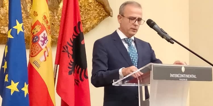 El embajador albanés, durante su discurso./ Fotos: LA