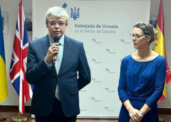 Venta benéfica de pasteles navideños en la Embajada de Ucrania