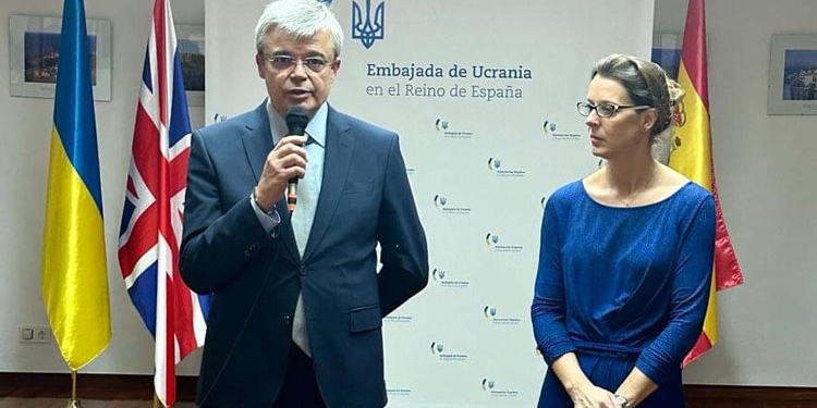 Venta benéfica de pasteles navideños en la Embajada de Ucrania