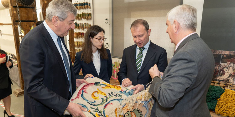 Exposición de alfombras azerbaiyanas en la Real Fábrica de Tapices