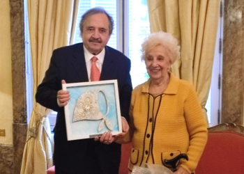 Homenaje en la Embajada argentina a la abuela de Plaza de Mayo Estela de Carlotto