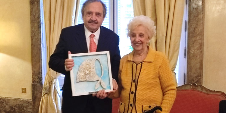 Homenaje en la Embajada argentina a la abuela de Plaza de Mayo Estela de Carlotto