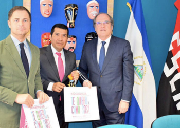 El portavoz del PSOE en la Comunidad de Madrid visita la Embajada de Nicaragua
