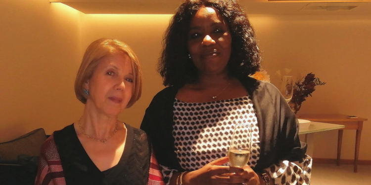 La embajadora ghanesa Elizabeth Adjei, junto con la embajadora de Argelia homenajeada Taous Feroukhi / Foto: J.D. Latorre