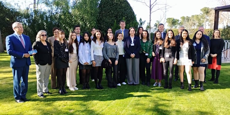 Hugh Elliott: “Hemos progresado, pero todavía hay pocas embajadoras”