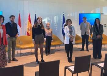 La embajadora de Mónaco, en el centro, con los participantes en el debate./ Foto: MM