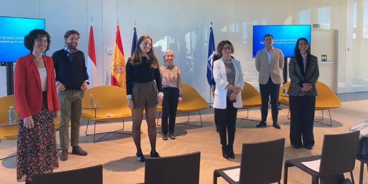 La embajadora de Mónaco, en el centro, con los participantes en el debate./ Foto: MM