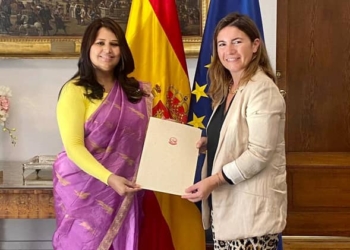La nueva embajadora de Nepal entrega sus Copias de Estilo
