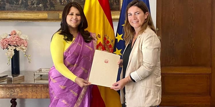 La nueva embajadora de Nepal entrega sus Copias de Estilo