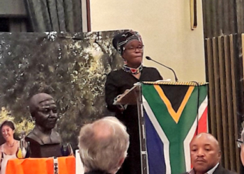 La embajadora Thenjiwe Ethel Mtintso dirigiéndose a los asistentes. / Fotos: AC