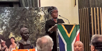 La embajadora Thenjiwe Ethel Mtintso dirigiéndose a los asistentes. / Fotos: AC