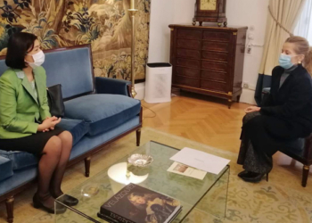 La embajadora de Tailandia con la Introductora de Embajadores, Caridad Batalla.