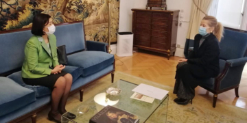 La embajadora de Tailandia con la Introductora de Embajadores, Caridad Batalla.