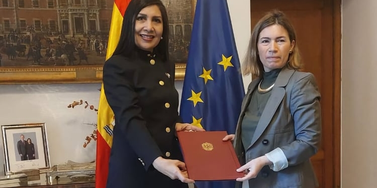 La nueva embajadora de Venezuela presenta sus Copias de Estilo