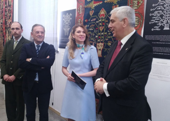 La embajadora de Moldavia inaugura la exposición de tapices ‘Scoarte’
