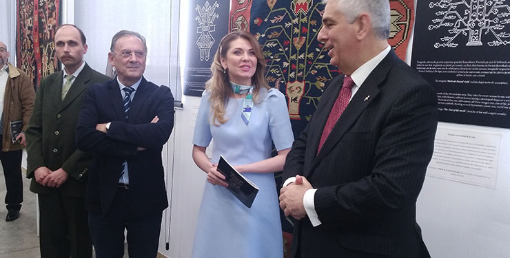 La embajadora de Moldavia inaugura la exposición de tapices ‘Scoarte’