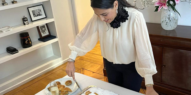 La embajadora de Chipre celebra el Año Nuevo ortodoxo con la tradicional Vasilopita