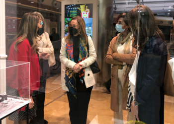 La embajadora de Uruguay, Ana Teresa Ayala, visita la Feria ZIEMART 21