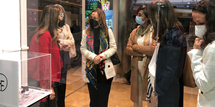 La embajadora de Uruguay, Ana Teresa Ayala, visita la Feria ZIEMART 21