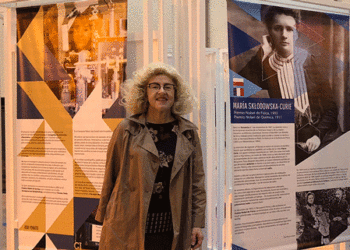 La embajadora de Polonia visita la exposición Mujeres Nobel de Ciencias