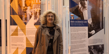 La embajadora de Polonia visita la exposición Mujeres Nobel de Ciencias