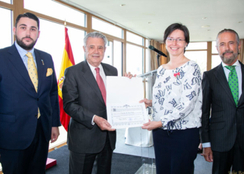 La embajadora de Estonia condecorada por la Nobleza Asturiana