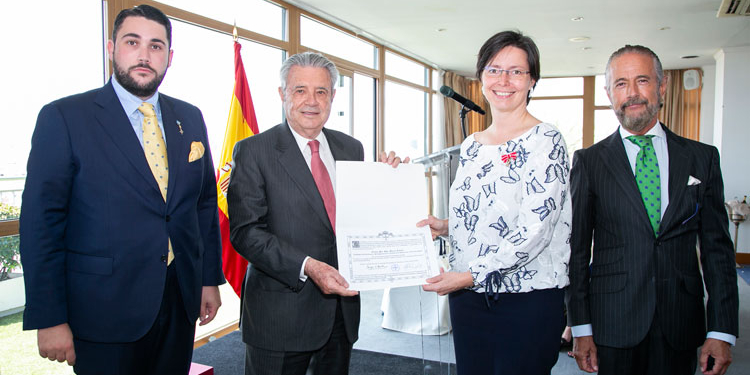 La embajadora de Estonia condecorada por la Nobleza Asturiana