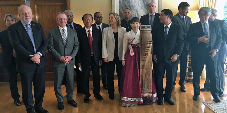 Los invitados ayer en la residencia del embajador coreano./ Foto: AR